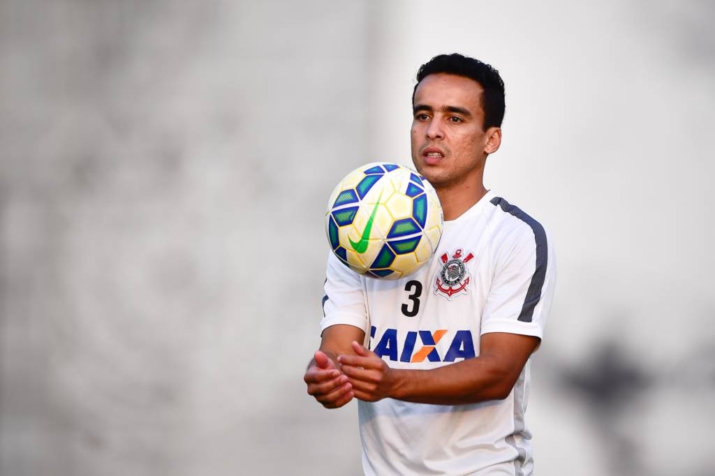 Jadson fecha contrato e acerta retorno ao clube