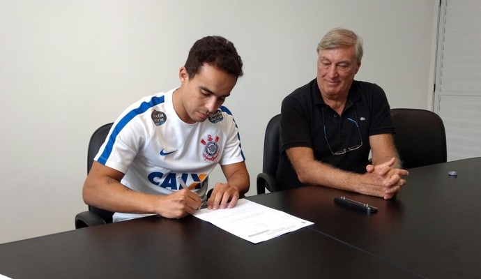 Jadson assina contrato com o Corinthians