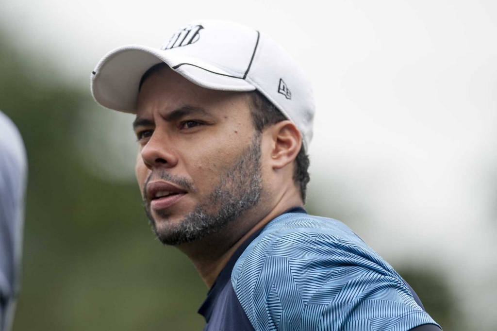 Jair Ventura comemora permanência de Pedro Raul e revela que teve medo de perder o artilheiro