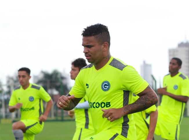 Meia Jonh Cley deve aparecer entre os titulares