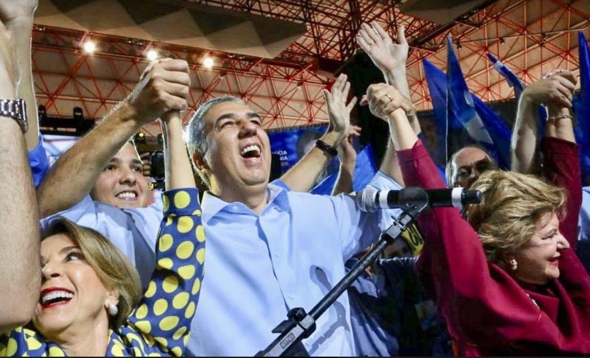 De que tanto ri Zé Eliton?