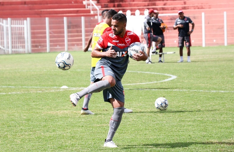 Juninho comenta estreia e espera fim de jejum
