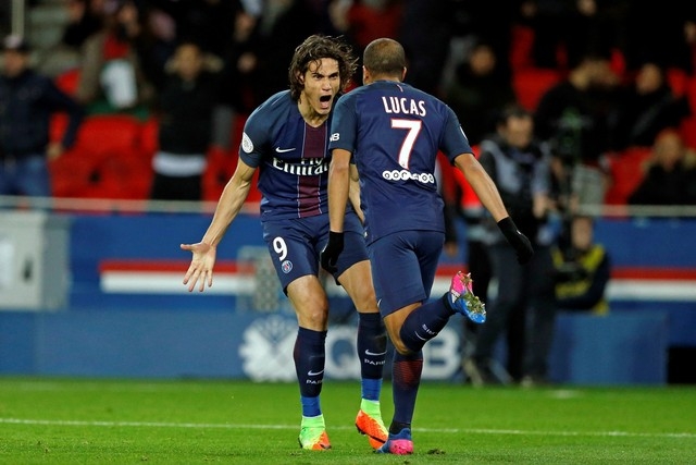 Lucas salva PSG com gol irregular no final