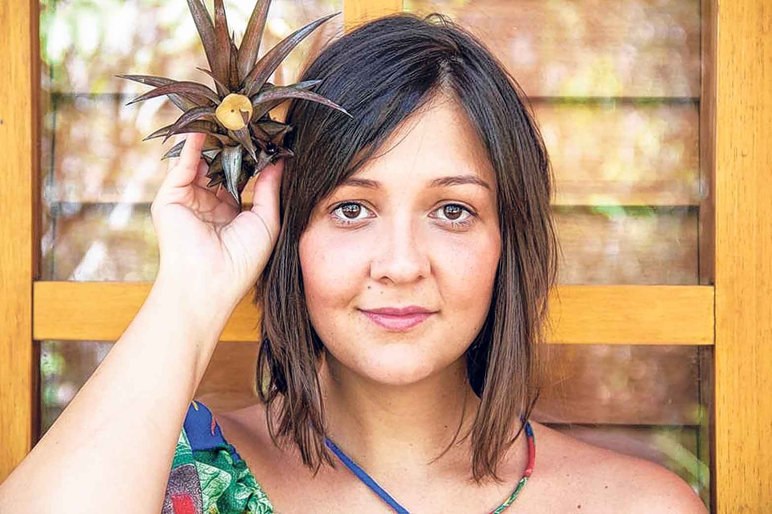 Cantora e compositora Luciana Clímaco solta bela voz hoje