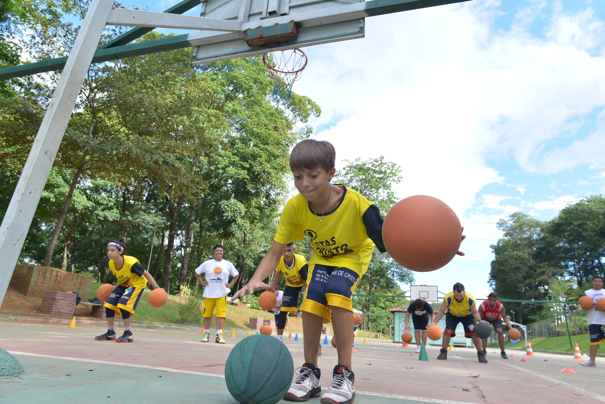 Basquete sob sol e chuva