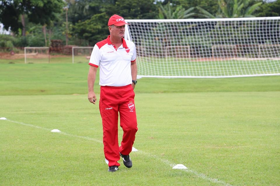 Treinador vira a chave para a estreia no Goiano