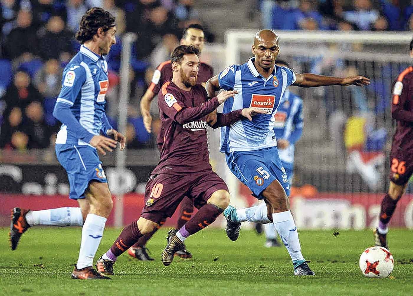 Barcelona vence, mas Messi sai com braço fraturado