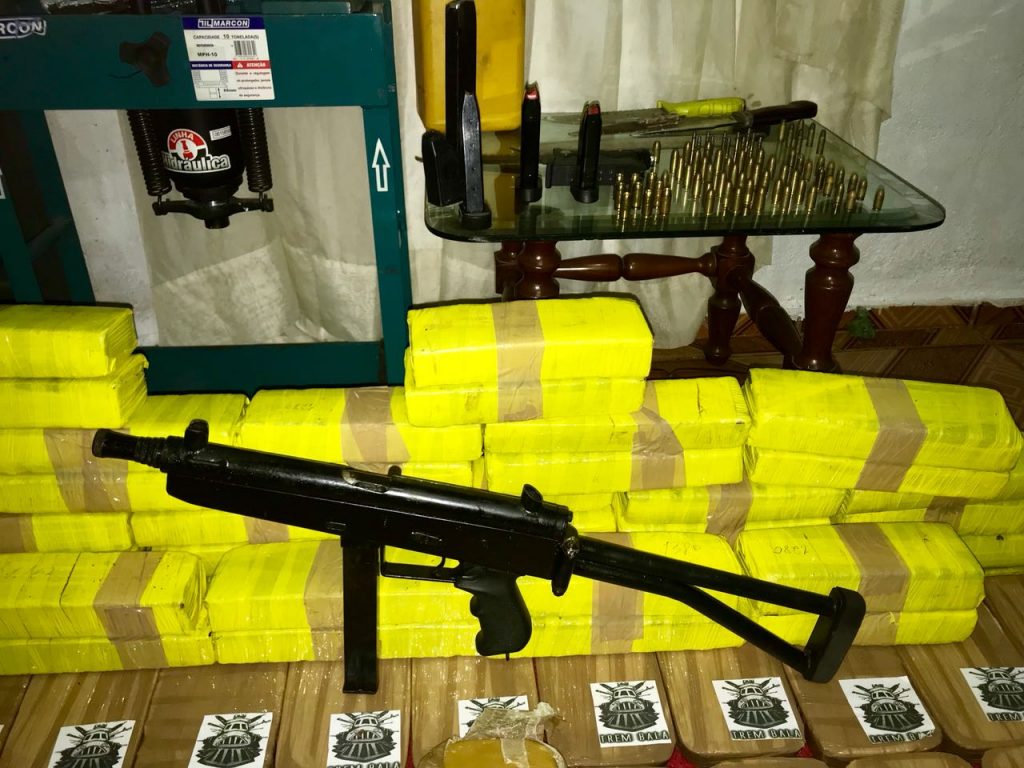Homem é preso com 80 quilos de drogas e uma metralhadora