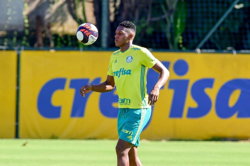 Verde renova contrato de zagueiro colombiano