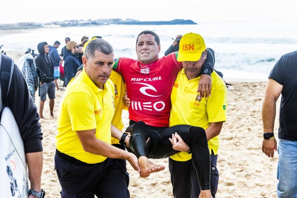 Lesão no joelho tira Mineirinho das ondas por seis meses