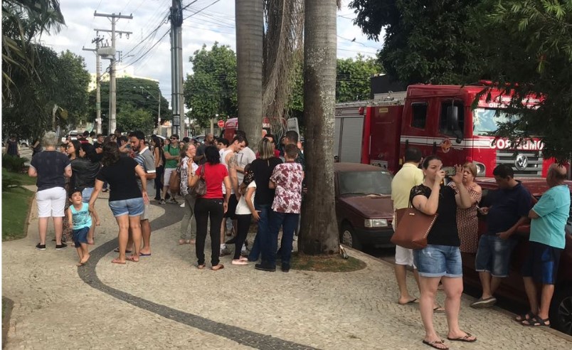 Oito carros e uma motocicleta pegam fogo em garagem de prédio de Goiânia