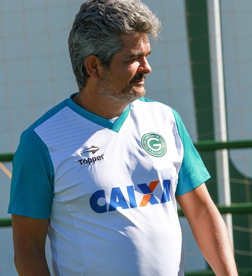 Treinador enaltece goleiro e defende Viçosa de vaias
