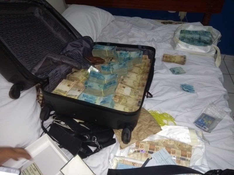Estelionatário é preso com quase R$ 1 milhão dentro de mala em Goiás