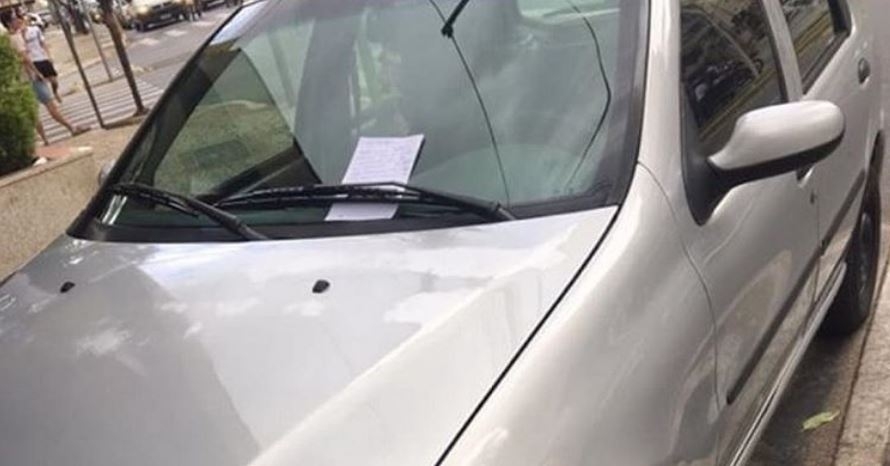 Bilhete deixado em para-brisa de carro alerta abuso às leis de trânsito