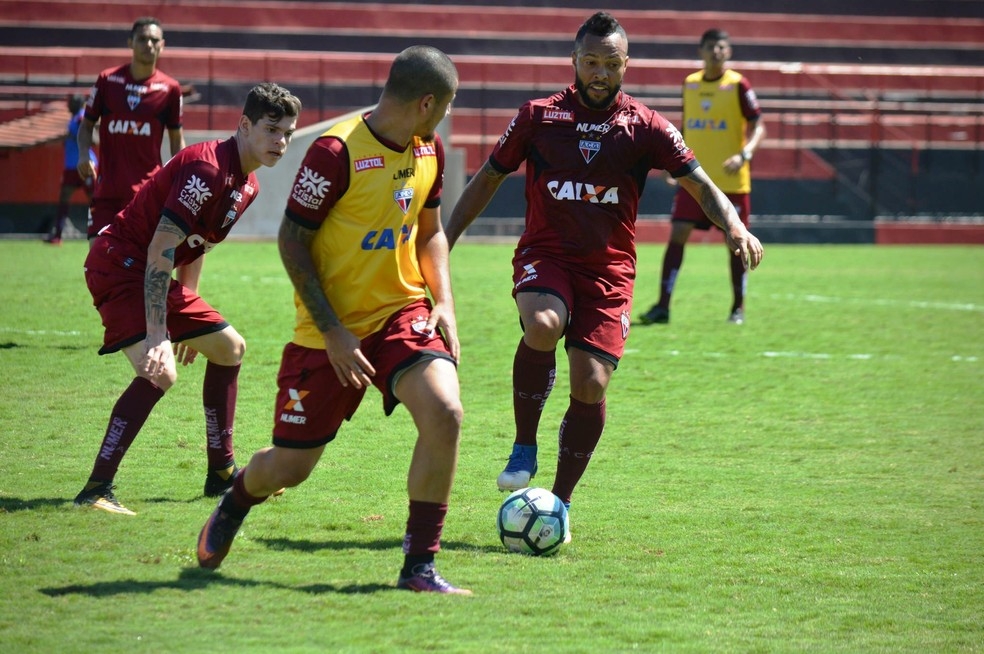 Jogador do Atlético -GO alfineta Vila Nova “time que não paga não merece subir”