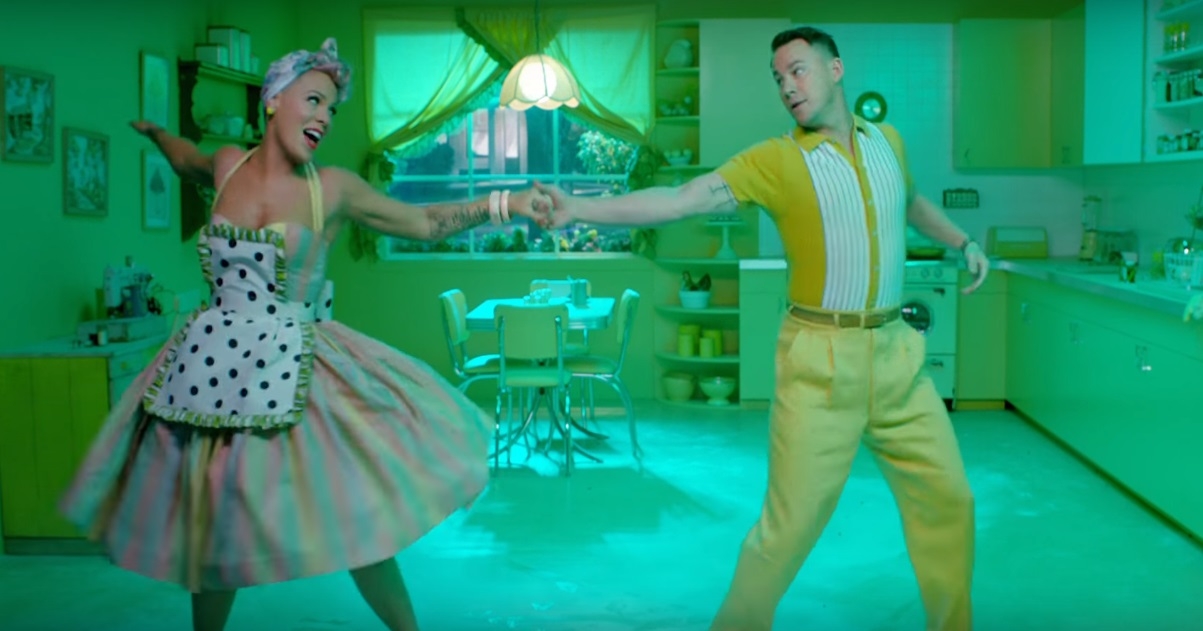 Pink é acusada de plágio por fãs de Anitta após lançar clipe de nova música