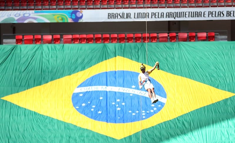 Tocha chega ao Mané Garrincha de rapel