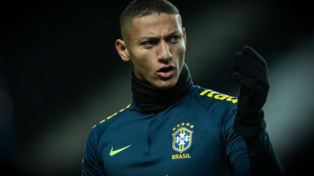 Richarlison é diagnosticado com caxumba e está fora do jogo contra o Paraguai