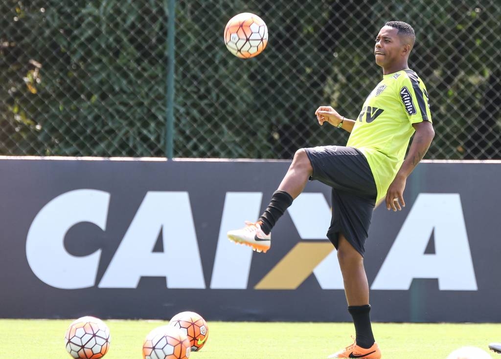 Com Robinho, Galo divulga lista