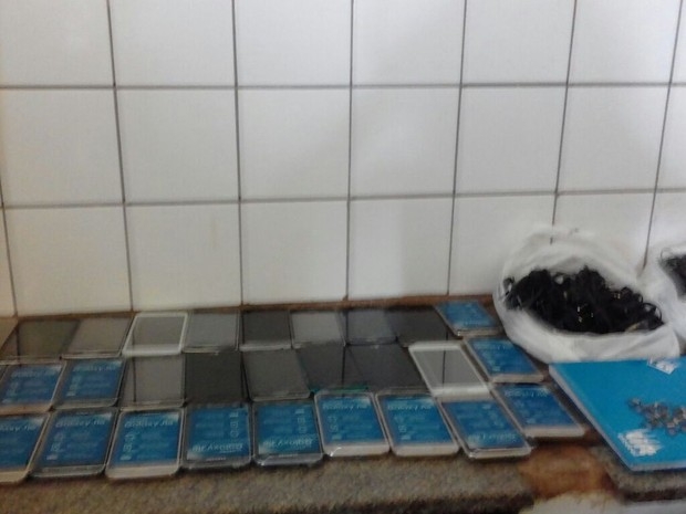 Agente carcerário é flagrado com 40 celulares e carregadores em CPP