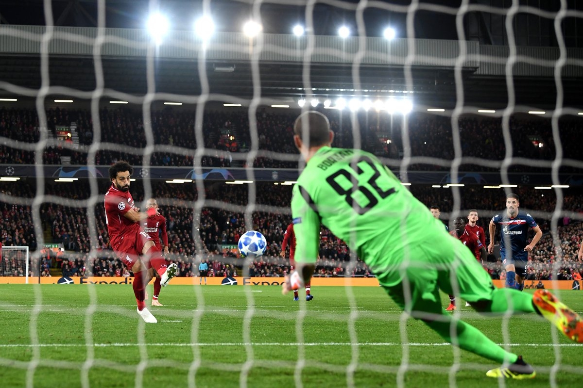 Liverpool atropela Estrela Vermelha e assume ponta