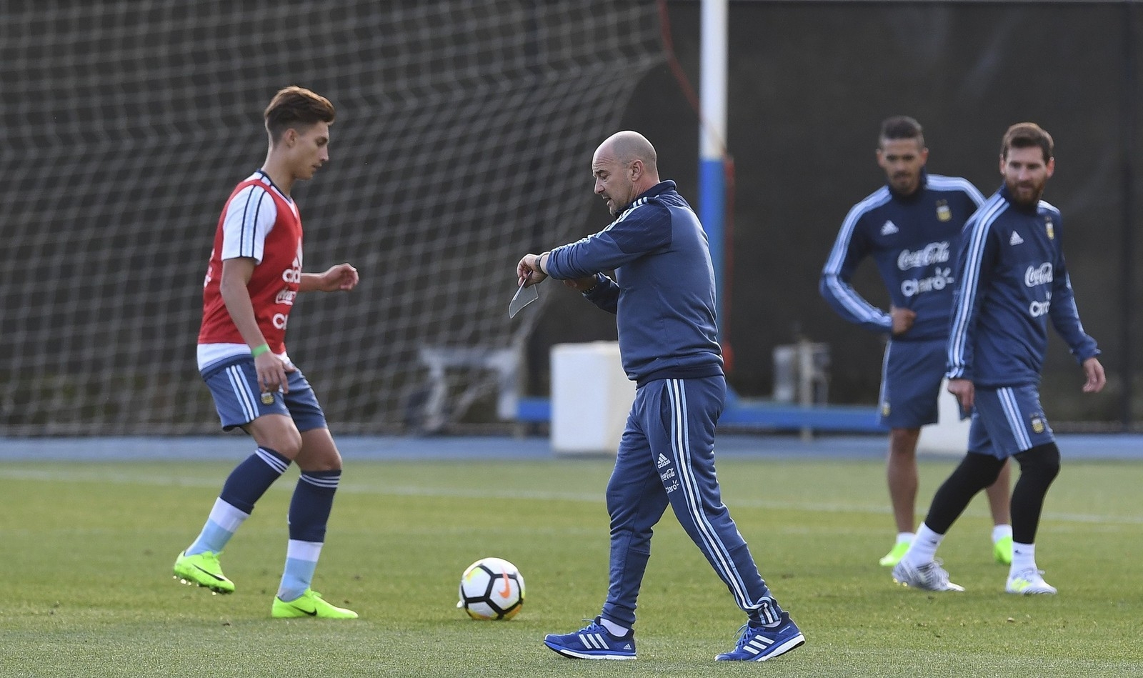 Para estreia, Sampaoli tem dúvidas na defesa
