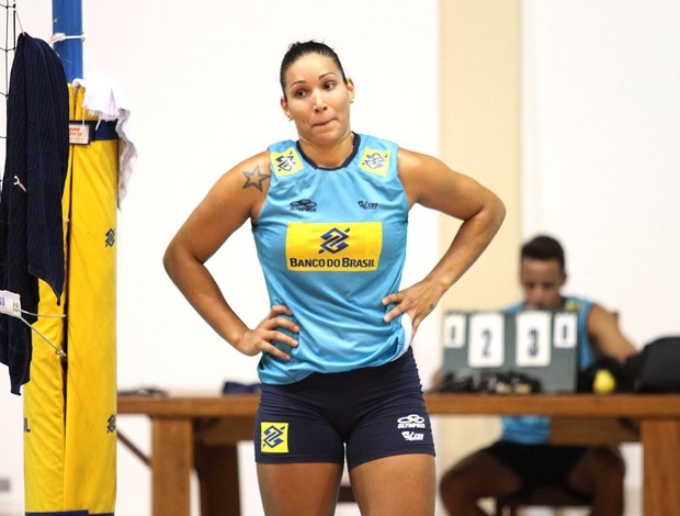Seleção feminina tem primeiro duelo com americanas
