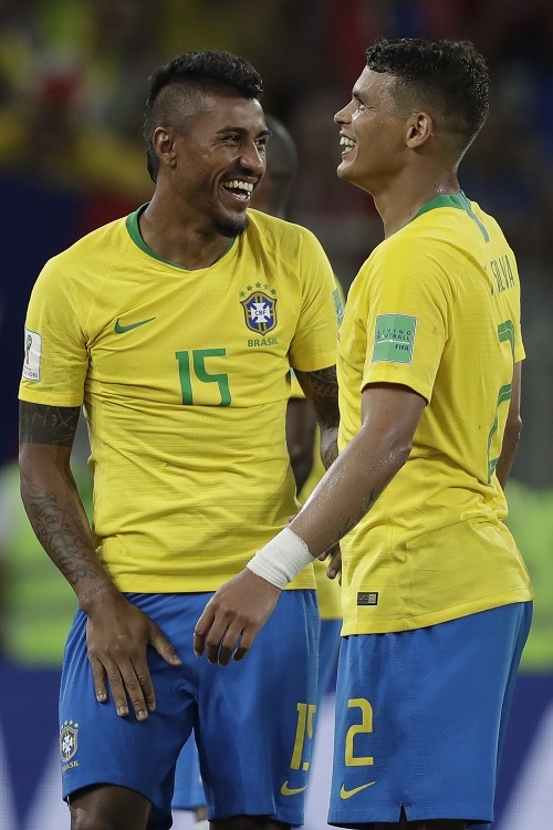 Eleito o melhor do jogo, Paulinho comemora gol e vaga