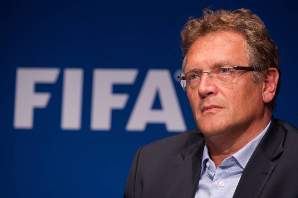 Demitido, Valcke leva um “pé na bunda”