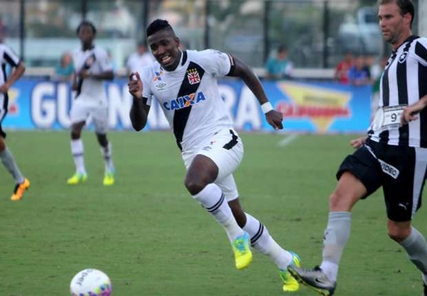 Vasco vence Botafogo e segue na liderança