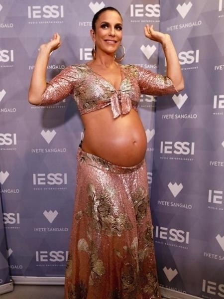 Ivete Sangalo se emociona ao ver imagem de folião fantasiado de “parto de suas gêmeas”