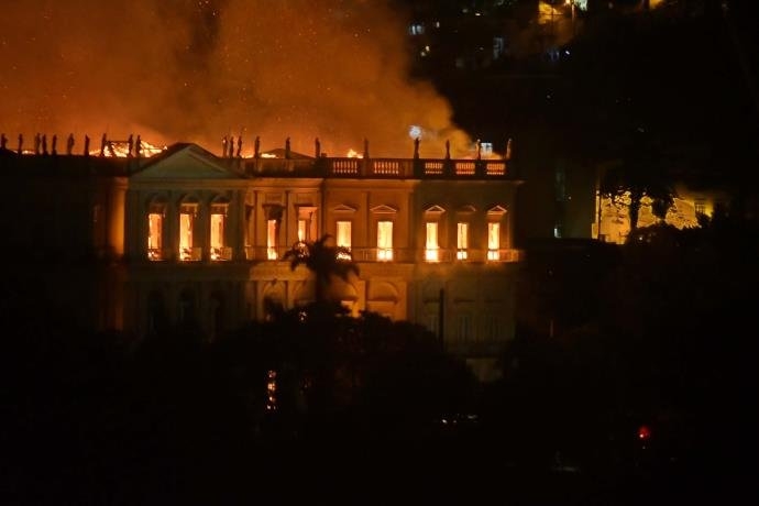 Com quantos graus se queima um museu?