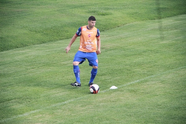 Moisés treina em separado e pode ser desfalque