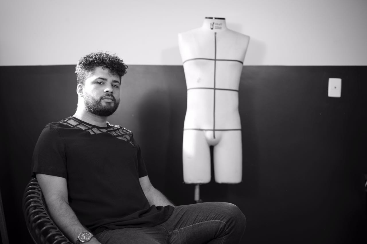 Estilista goiano lança coleção de roupas inspirada em elementos futuristas