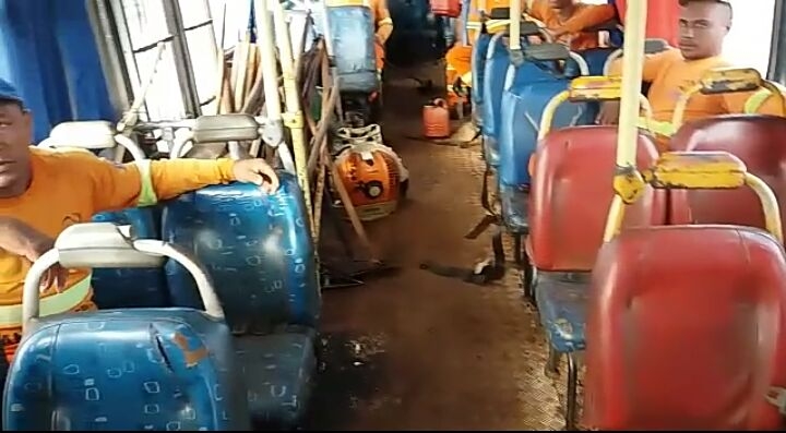 Ônibus é impedido de seguir viagem por estar em péssimo estado de conservação