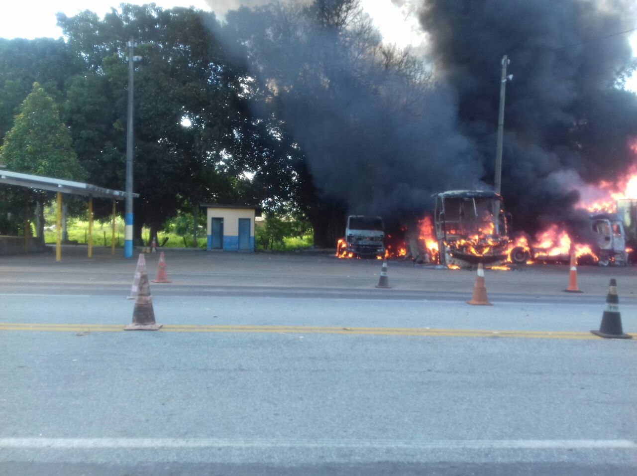 Carreta colide contra veículos do pátio da PRF e  BR 153 fica interdita