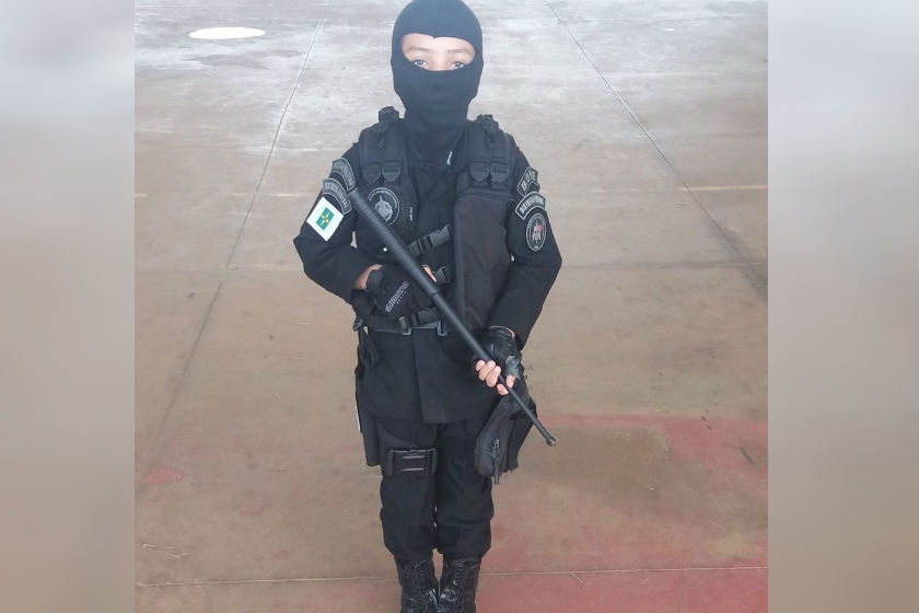 Pai e filho são levados à delegacia por conta de fardamento e arma de pressão do garoto 