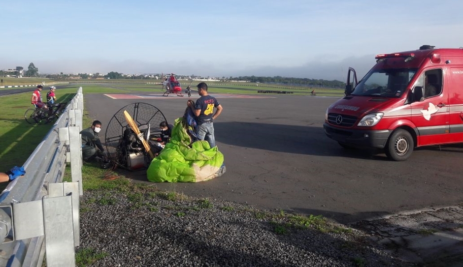 Homem perde o controle do voo e cai de paramotor