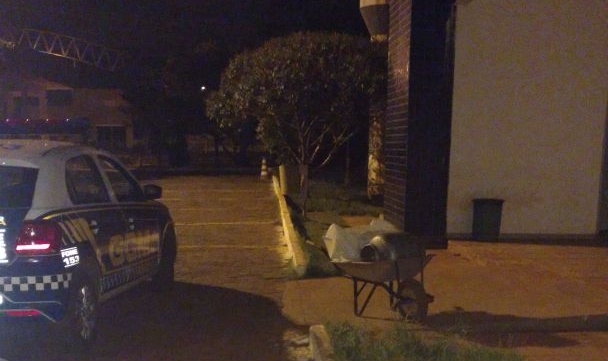 Homem é preso suspeito de roubar cemitério