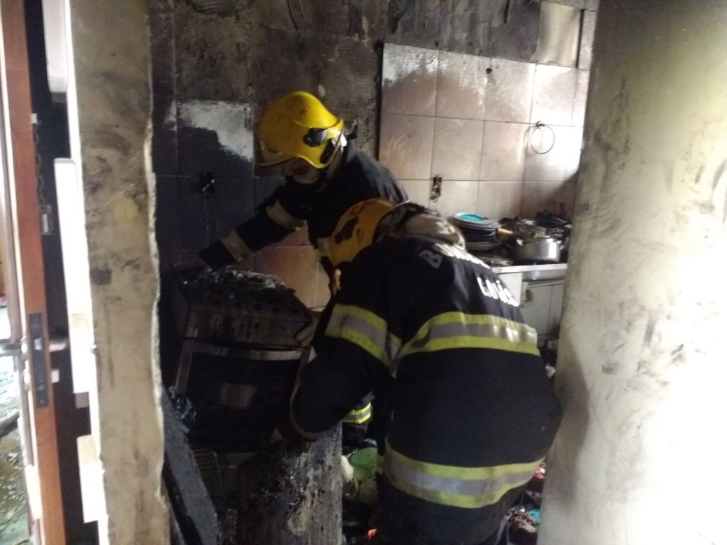 Incêndio em condomínio deixa uma pessoa ferida na Vila Jaraguá, em Goiânia