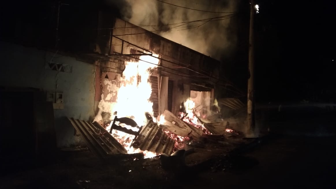 Incêndio destrói marcenaria do Jardim Novo Mundo ; Veja o vídeo