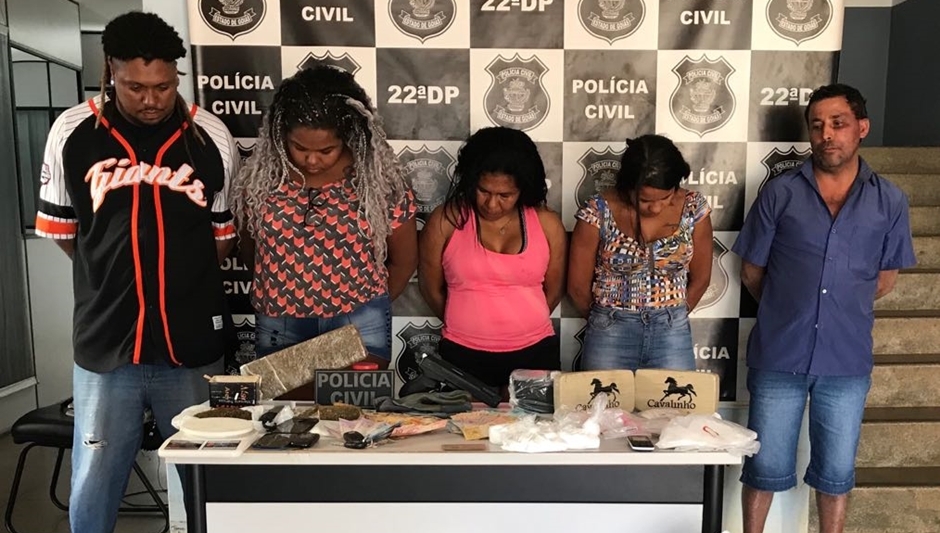 PC encontra laboratório para refino de drogas escondido por confecção de roupas, em Goiânia