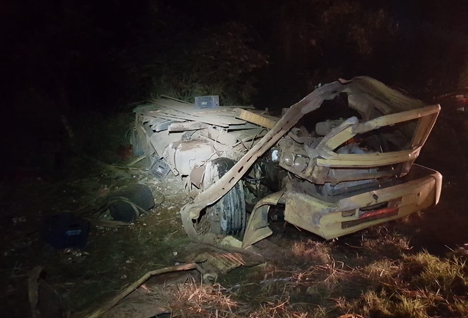 Motorista morre após caminhão sair de pista e tombar na BR-070