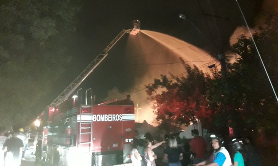 Incêndio atinge comércio de reciclagem pela segunda vez na semana em Goiânia