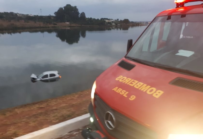 Motorista perde o controle e carro cai dentro do Lago Paranoá