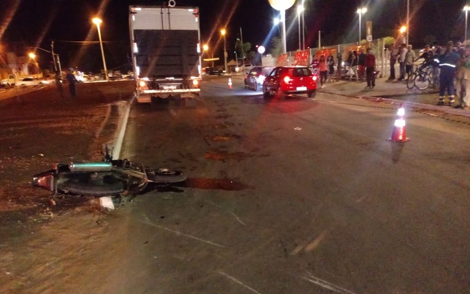 Motociclista morre após ser arrastado por caminhão