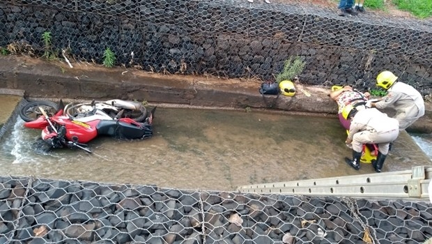 Mototaxista e passageira caem no Córrego Barrinha, em Rio Verde