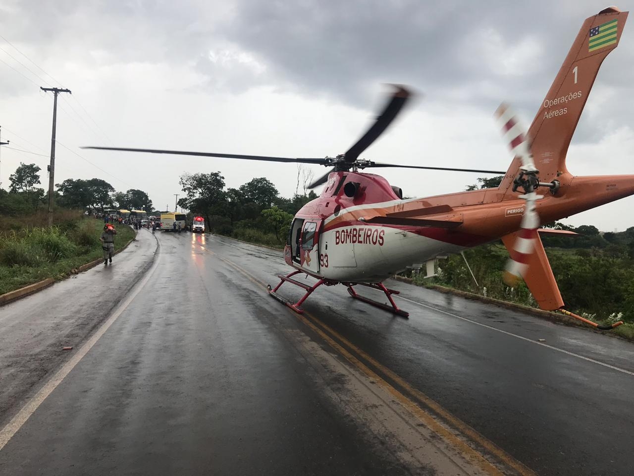 Acidente envolvendo ônibus e carro deixa uma pessoa em estado grave
