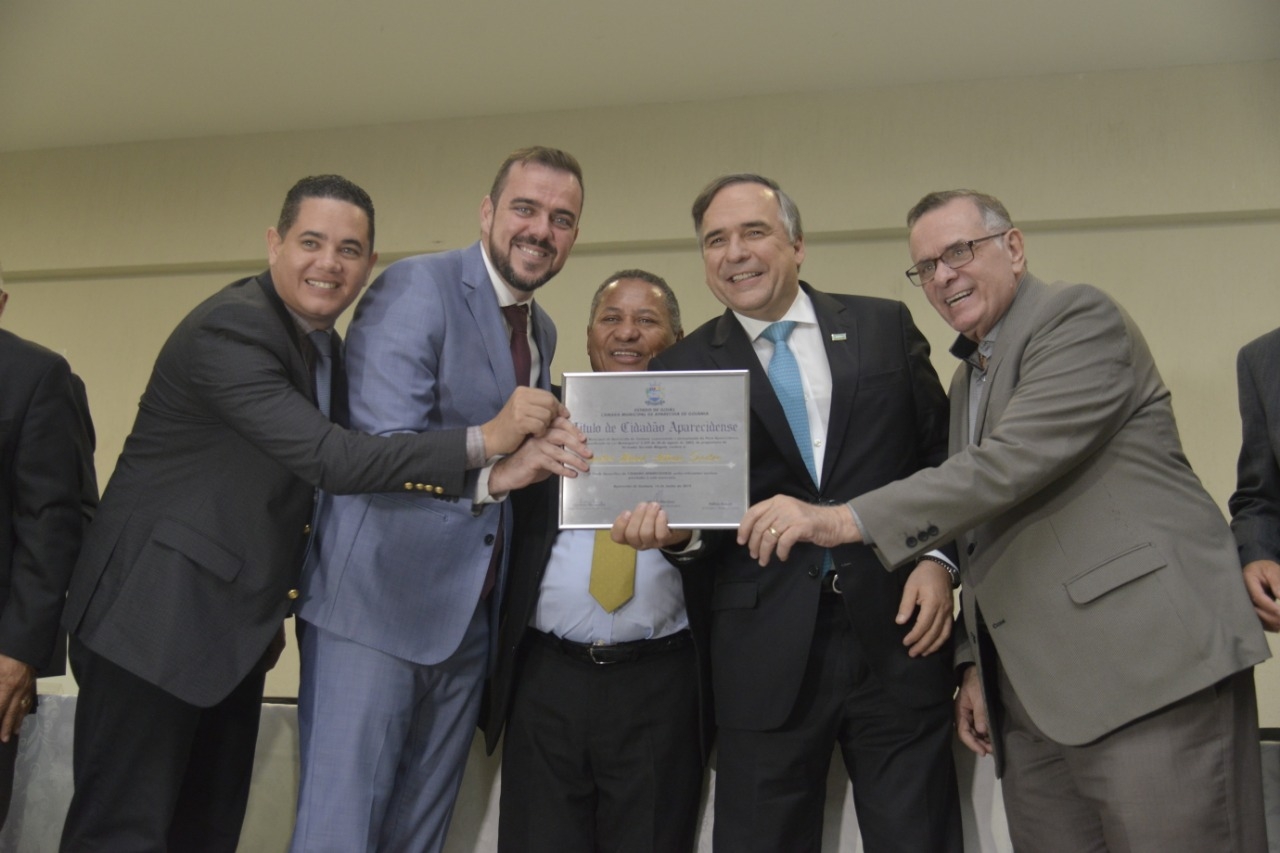 Gustavo prestigia entrega de Título de Cidadão Aparecidense a Sandro mabel