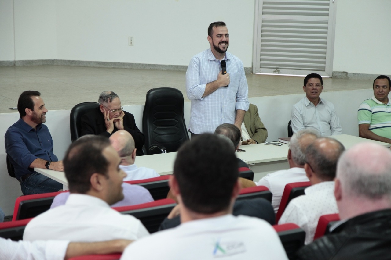 Gustavo Mendanha regulariza áreas de templos religiosos em Aparecida